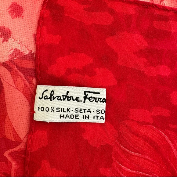 •Salvatore Ferragamo Signed Red 100% Silk Animal Graphic Scarf Made In Italy - Picture 7 of 14